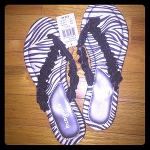 NWT INCOGNITO FANCY FLIP FLOPS SIZE 8