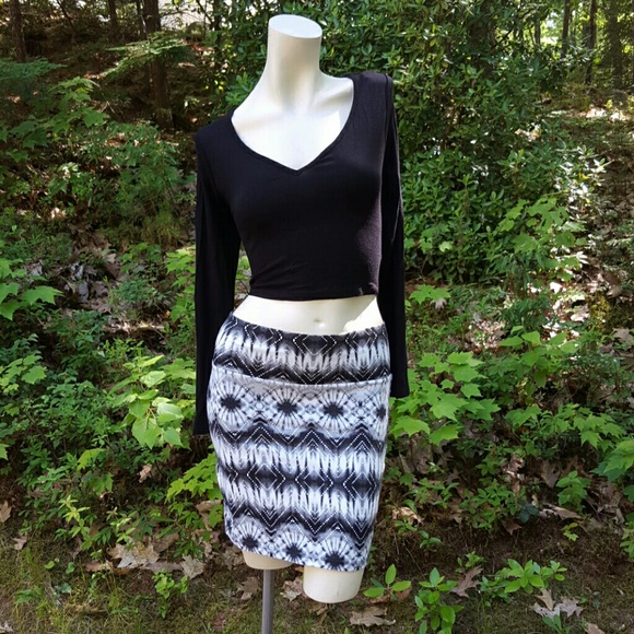 NWT Black Long Sleeve Cut-out Back Crop Top - Picture 2 of 3