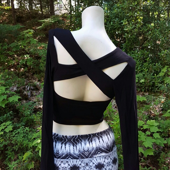 NWT Black Long Sleeve Cut-out Back Crop Top - Picture 3 of 3