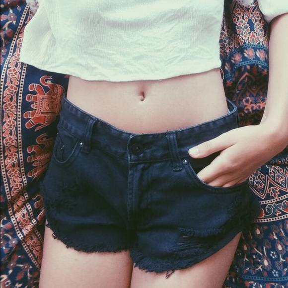 BLACK RIPPED SHORT SHORTS