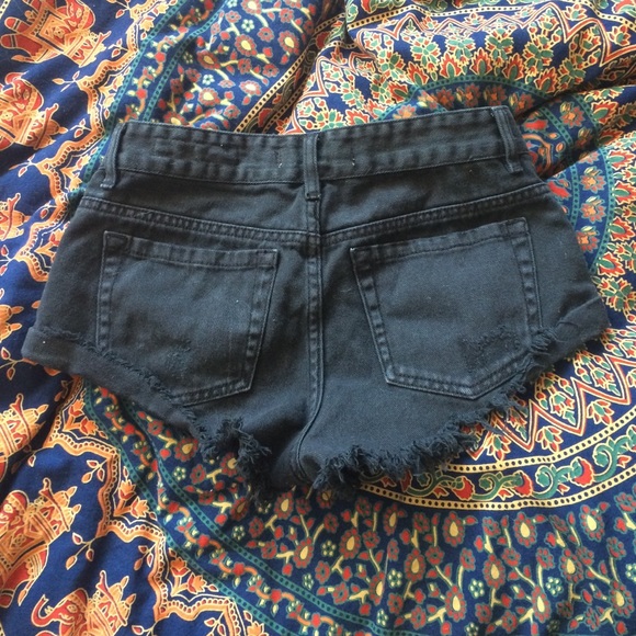 BLACK RIPPED SHORT SHORTS - Picture 3 of 4