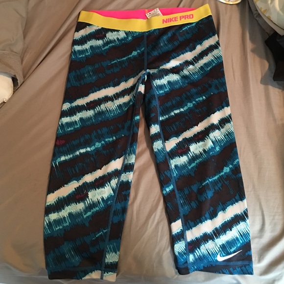 Nike cropped work out pants