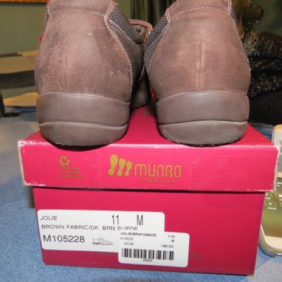 Munro Velcro strap shoes. 11M - Picture 2 of 4