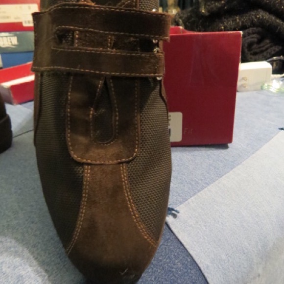 Munro Velcro strap shoes. 11M - Picture 4 of 4