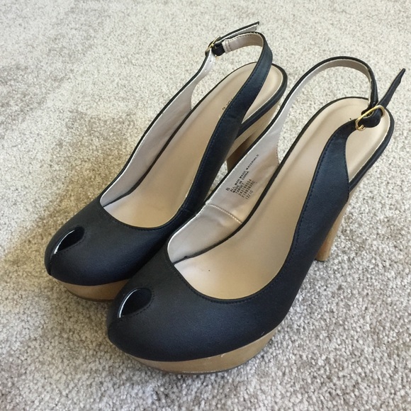 Black fish-toe heels