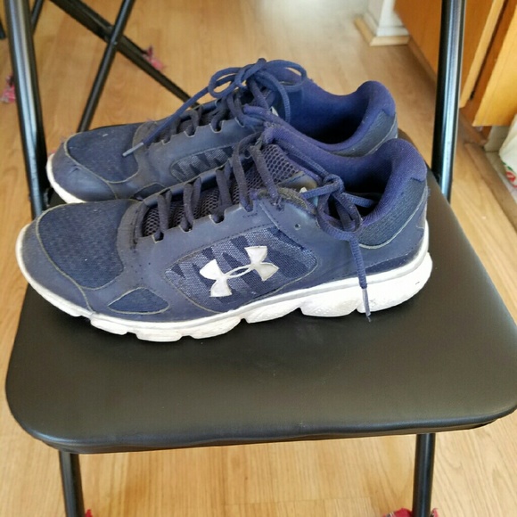 Men's Under Armour navy blue running sneakers