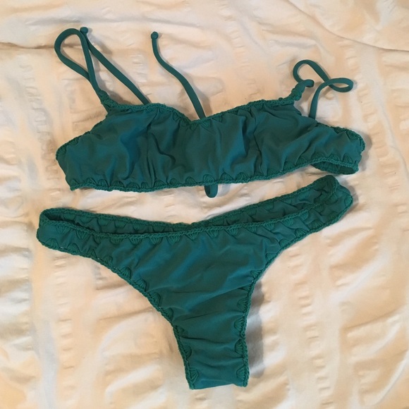 Posh pua Green bathing suit