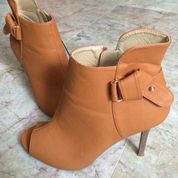 New Peep toe booties with tiny mark - Picture 3 of 4