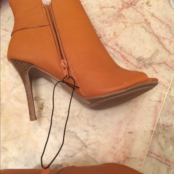 New Peep toe booties with tiny mark - Picture 4 of 4