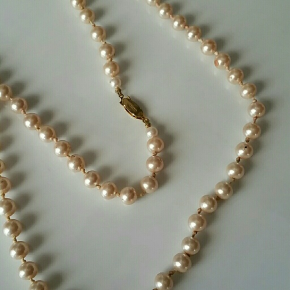 Faux Pearl Neclace - Picture 2 of 3