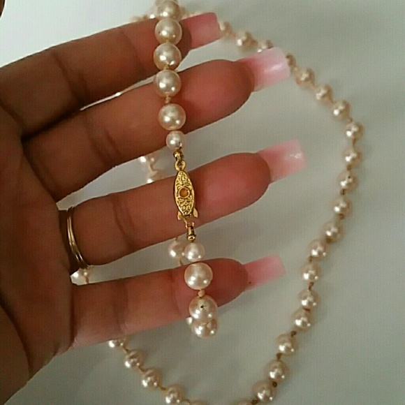 Faux Pearl Neclace - Picture 3 of 3