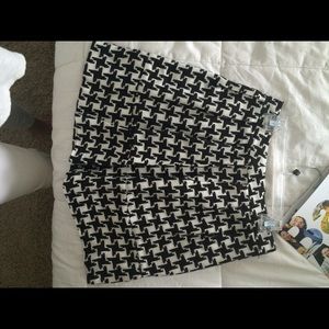 Black and white houndstooth skirt! Size small