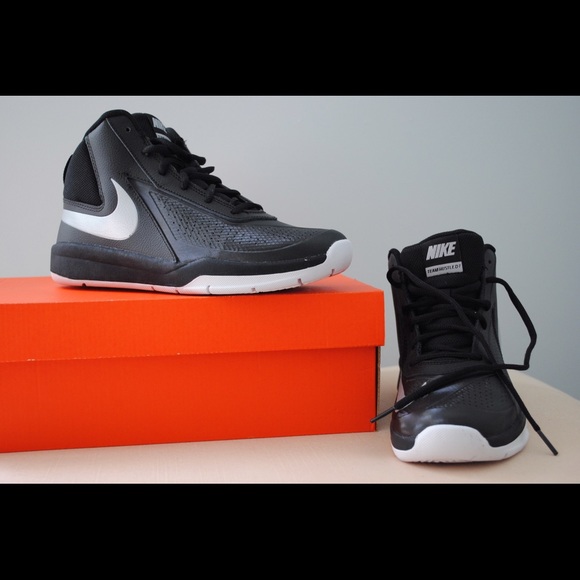 Nike Team Hustle D7 Mid Basketball Sneakers