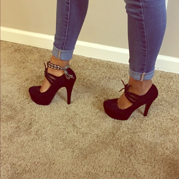Black Pumps