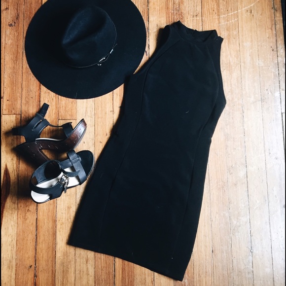 High-neck contoured LBD ⚡️