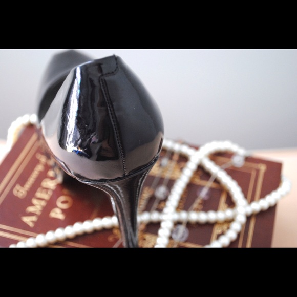 GUESS Patent Black Platform Pumps