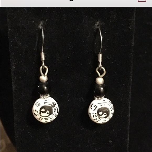 Jewelry - Glass bead yin yang earrings
