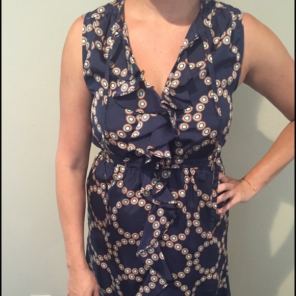 Great knee length dress with flouncy front