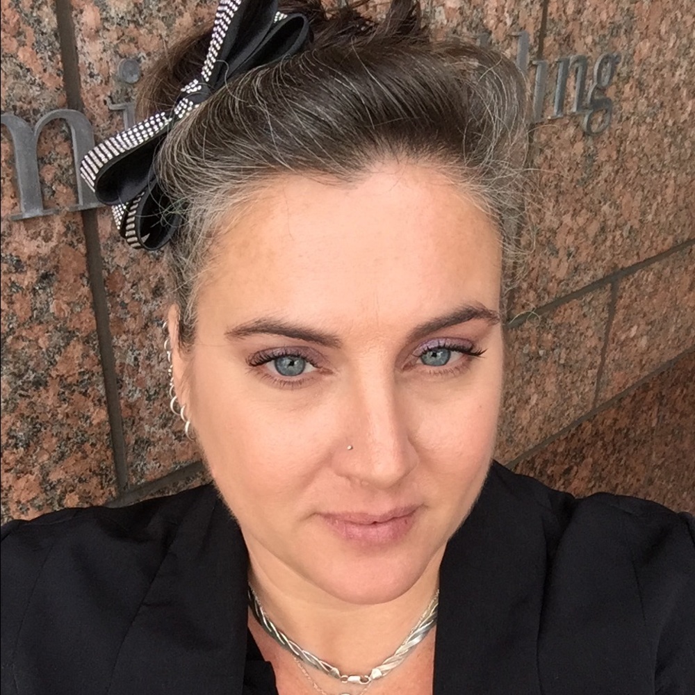 Robyn lover of life, fashion proud mother of 4 🤓