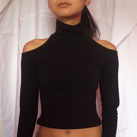🔴SALE🔴 Black Cut Out Turtleneck Crop Top!