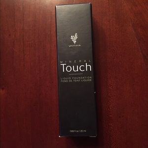 Younique Foundation in Scarlet