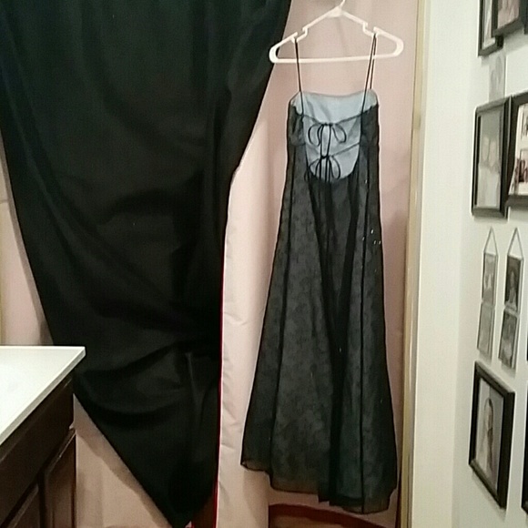 Beautiful Prom gown - Picture 2 of 4
