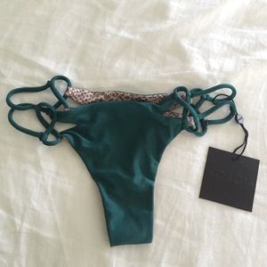 Acacia Molokini Bottom in seaweed