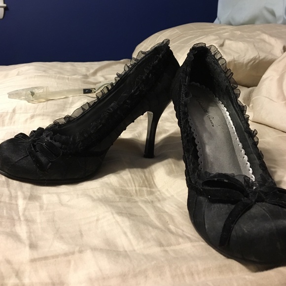 Black pumps