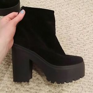 SUPER CUTE 90s funky platform boots