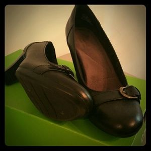 Women's dress shoes