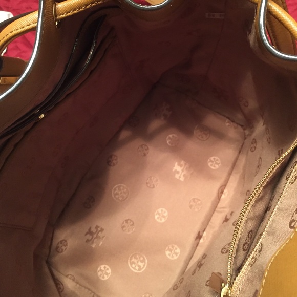 🆕Tory Burch "Robinson" Leather Bucket bag. NWT - Picture 4 of 4