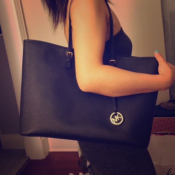 SOLD！MK Jet set tote.
