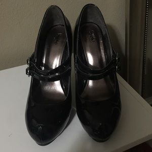 Black patent Mary Jane pumps