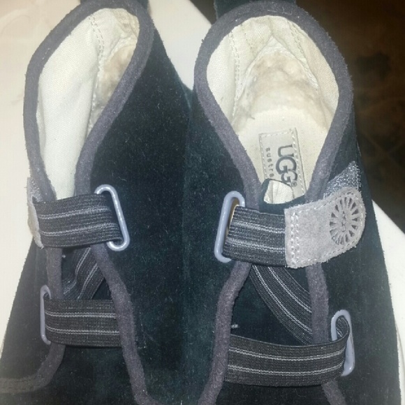 Boys UGGS boots - Picture 1 of 1