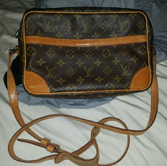 LOUIS VUITTON MM CROSSBODY BAG