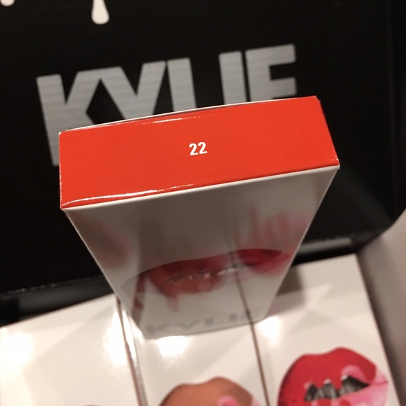 Kylie Cosmetics 22 - Picture 1 of 3