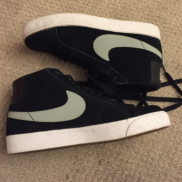 Nike Size 7 Men/ 8.5 women