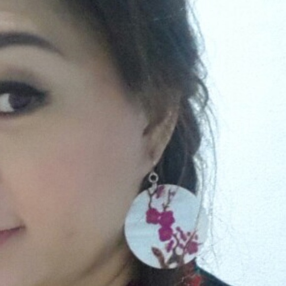 Flower Shell Earrings - Picture 6 of 8