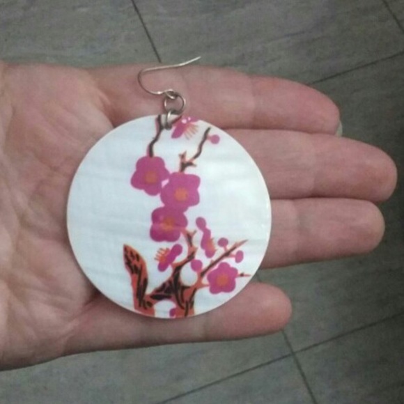 Flower Shell Earrings - Picture 3 of 8