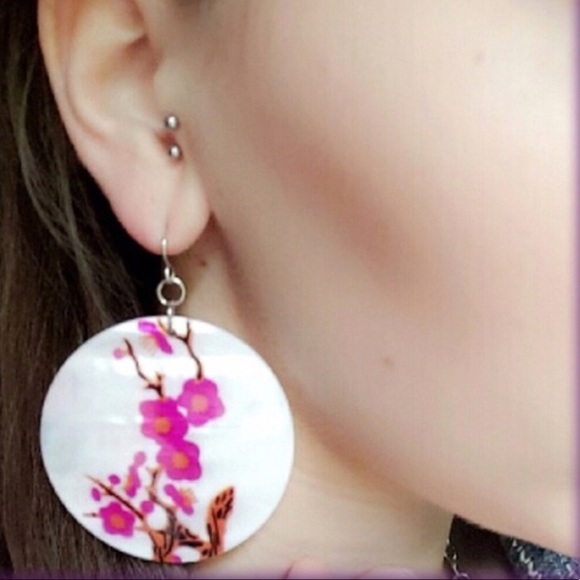 Flower Shell Earrings - Picture 2 of 8