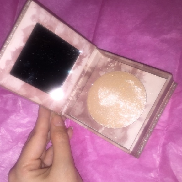 URBAN DECAY NAKED ILLUMINATED. Shade --->LUMINOUS