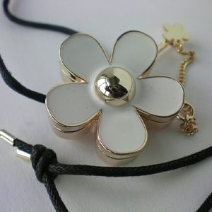 📿 Marc Jacobs DAISY Solid Parfum Necklace/Brooch