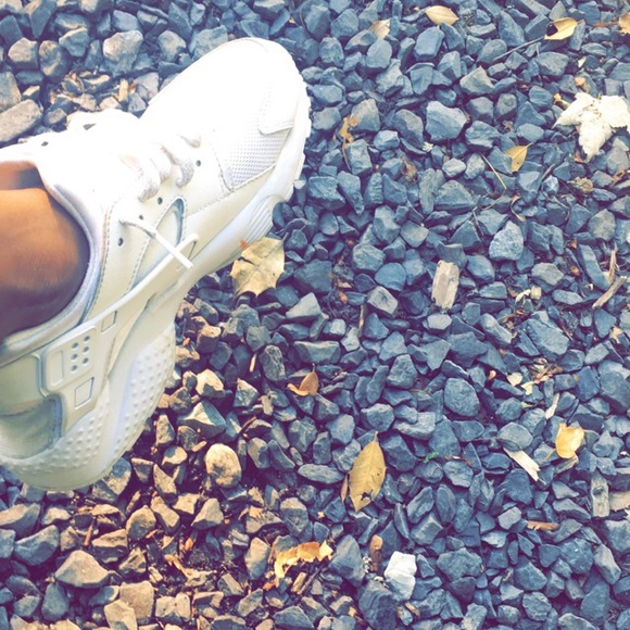 ALL WHITE HUARACHES SIZE 5.5