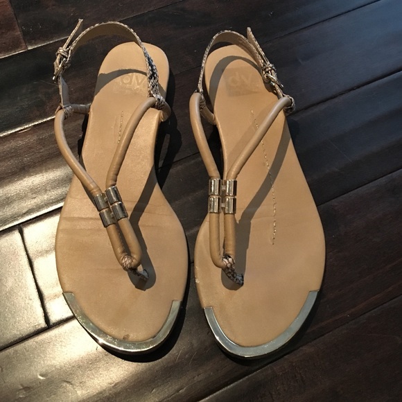 Donating soon! ⬛️DV sandals with good detail ⬛️