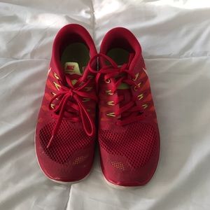 Nike free run tennis shoes red