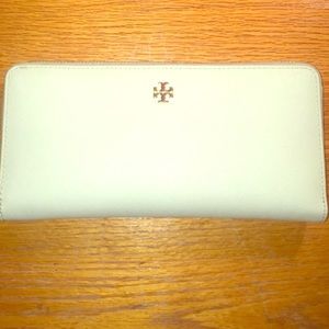 Authentic Tory Burch wallet 👛