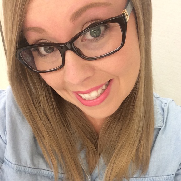 Meet your Posher, Caitlin