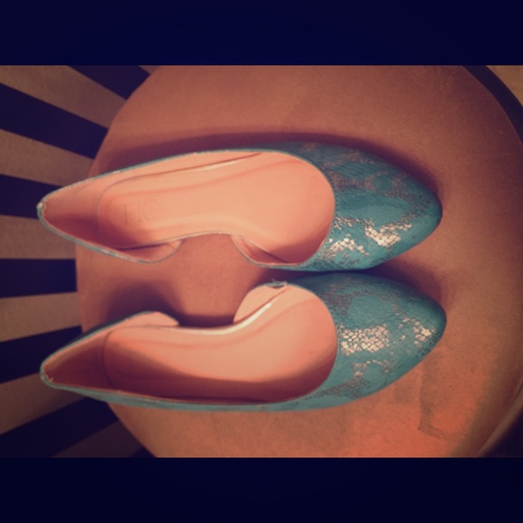 Beautiful teal and silver snakeskin flats