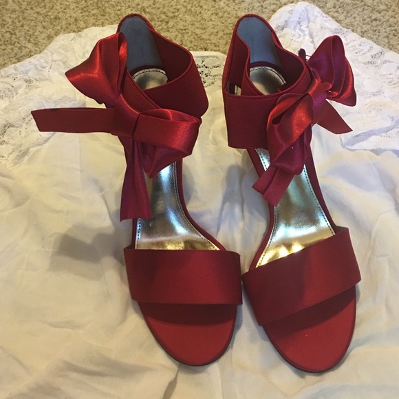 Beautiful red nina shoes!