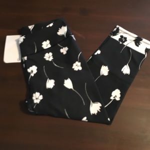 NWT! Fabletics Capris! Size Medium!